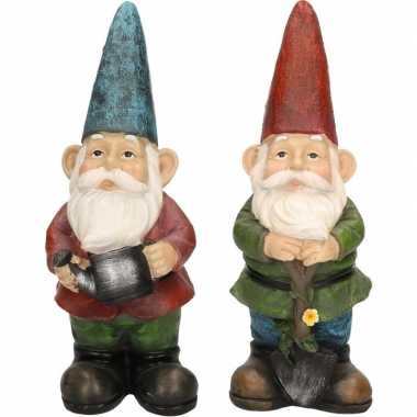 2x tuinkabouter beelden gerard met gieter en sam met schop/schep