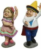 Dansende tuinkabouters man en vrouw tuinbeelden 27 cm van polystone